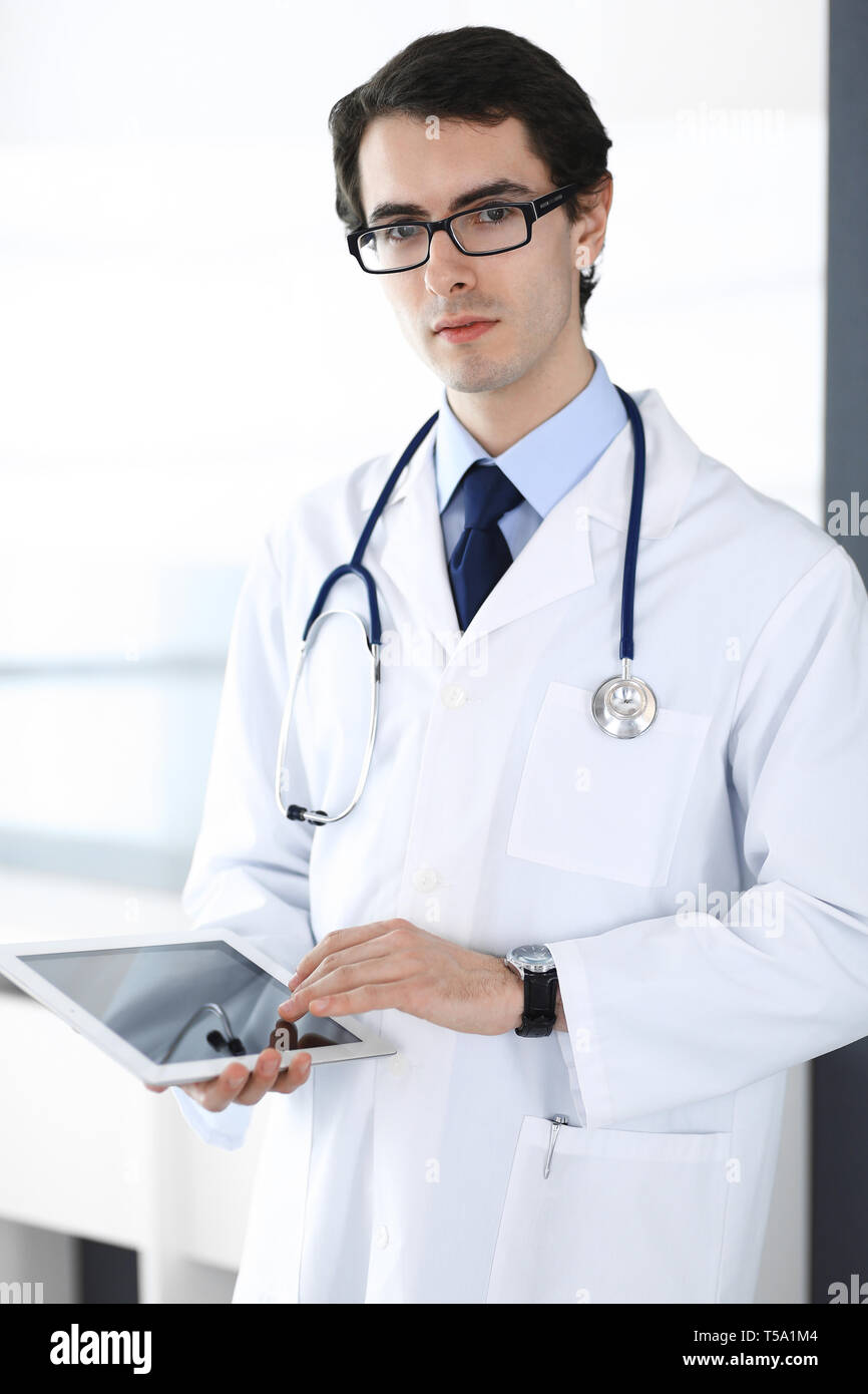 Doctor hombre utilizando Tablet PC para red virtual de investigación o el  tratamiento de la enfermedad. Perfecto servicio médico en la clínica. La  medicina moderna, medic y datos Fotografía de stock -