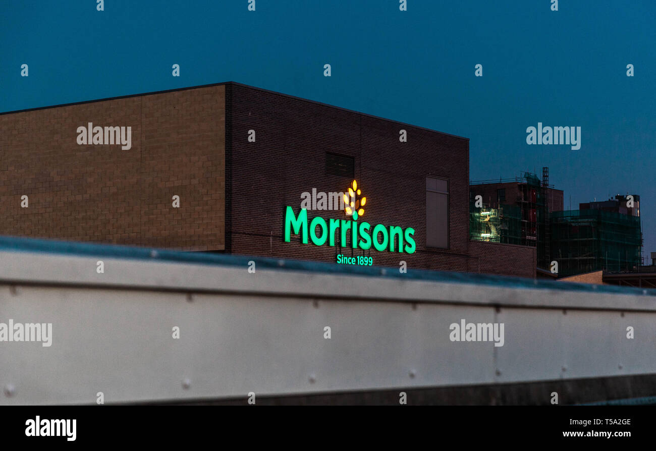 Supermercado Morrison signo luminoso, quemado, roble, Londres, Inglaterra, Reino Unido. Foto de stock