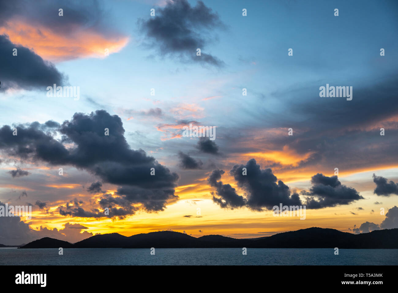 La isla Thursday, Australia - 20 de febrero de 2019: Pre-Salida del sol sobre el archipiélago de las Islas del Estrecho de Torres muestra nubes azul oscuro en amarillo y rojo Foto de stock