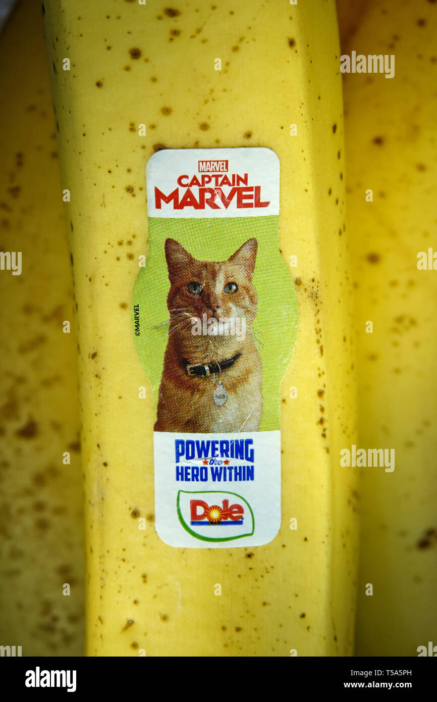 Flerken cat Goose - Captain Marvel promoción de películas en Dole bananas Foto de stock