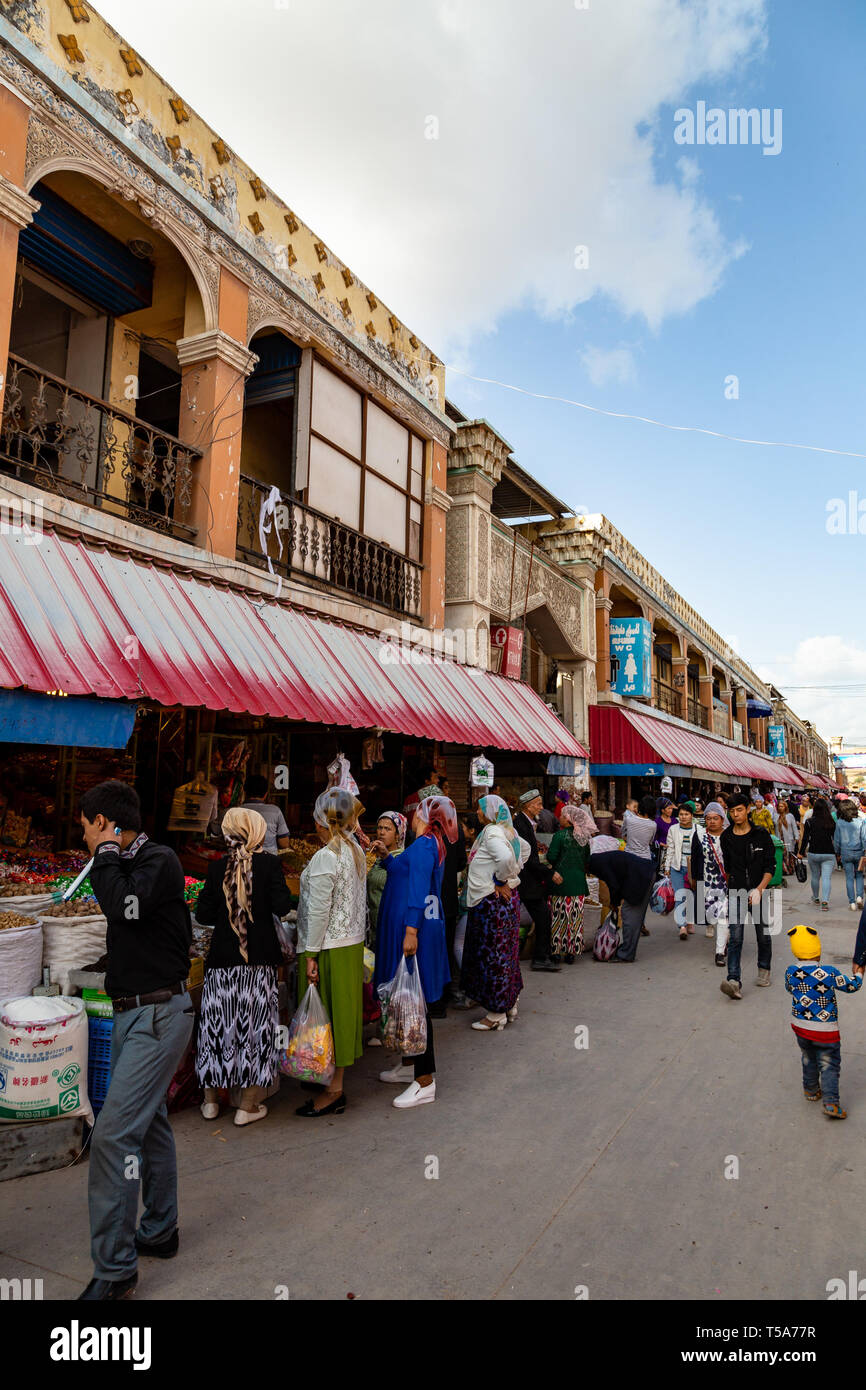 Aug 2017, Kashgar, Xingjiang, China: el famoso mercado dominical de Kashgar, un destino popular en la ruta de la Seda, se llena cada día con turistas Foto de stock