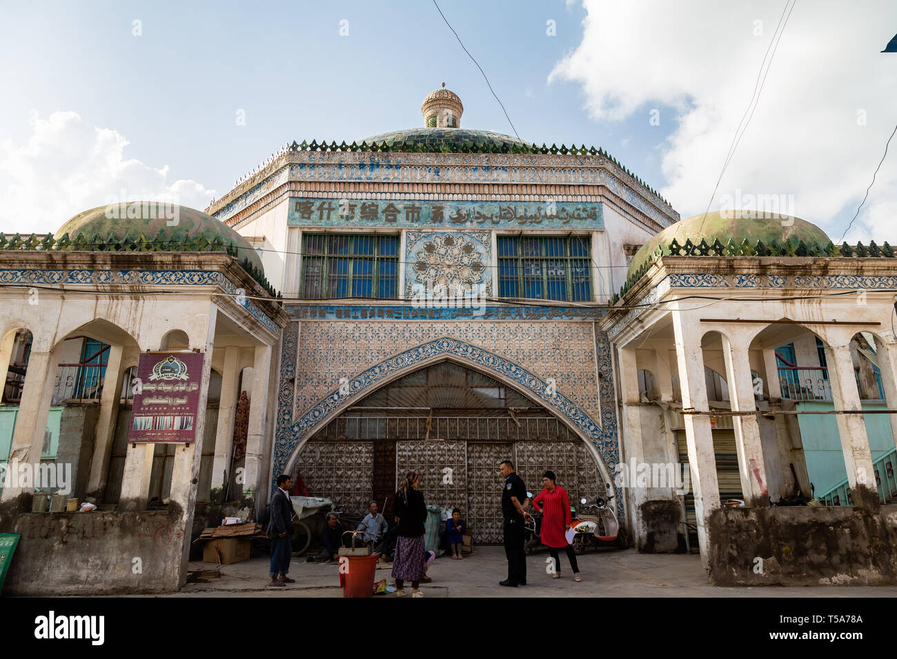 Aug 2017, Kashgar, Xingjiang, China: el famoso mercado dominical de Kashgar, un destino popular en la ruta de la Seda, se llena cada día con turistas Foto de stock