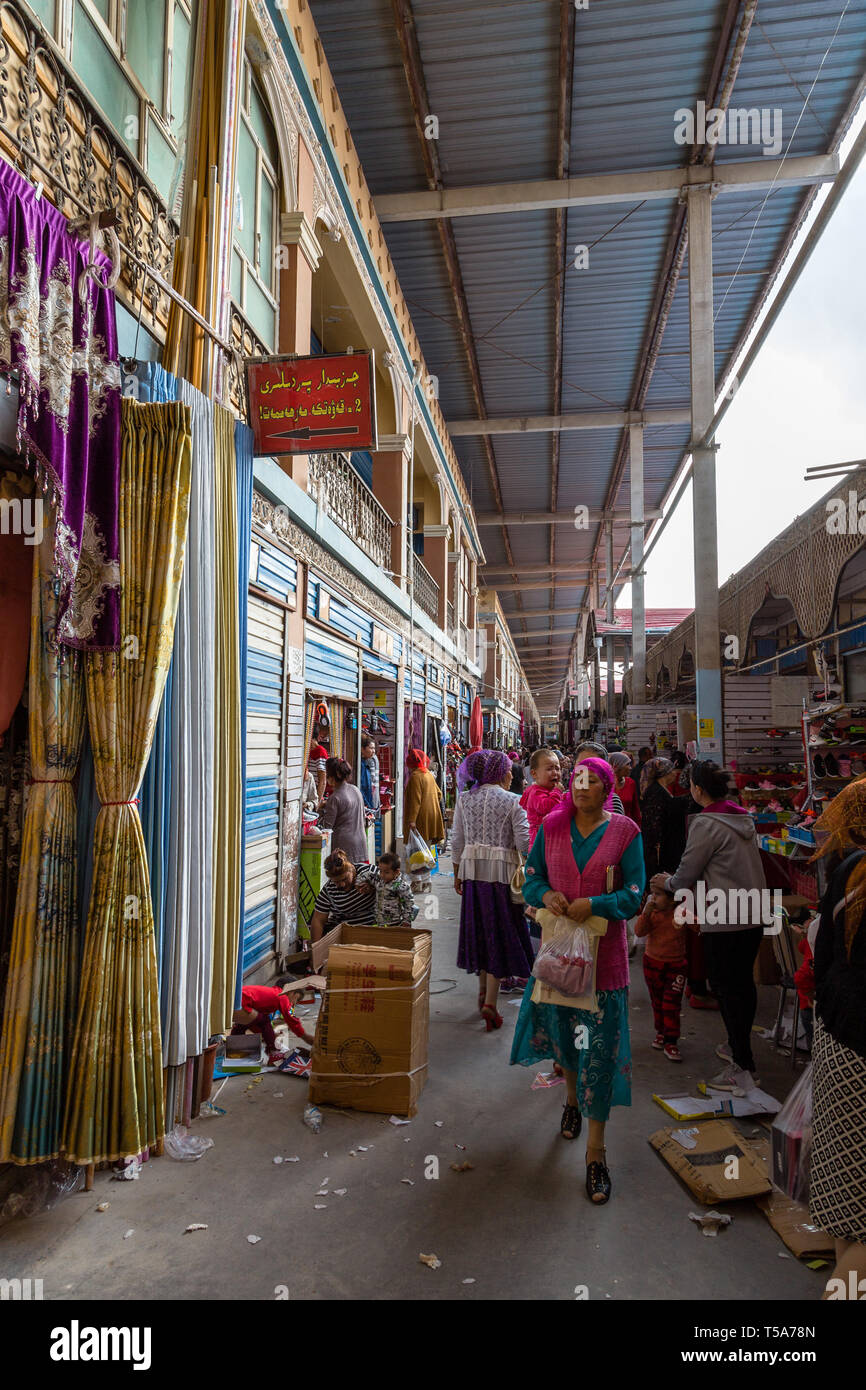 Aug 2017, Kashgar, Xingjiang, China: el famoso mercado dominical de Kashgar, un destino popular en la ruta de la Seda, se llena cada día con turistas Foto de stock