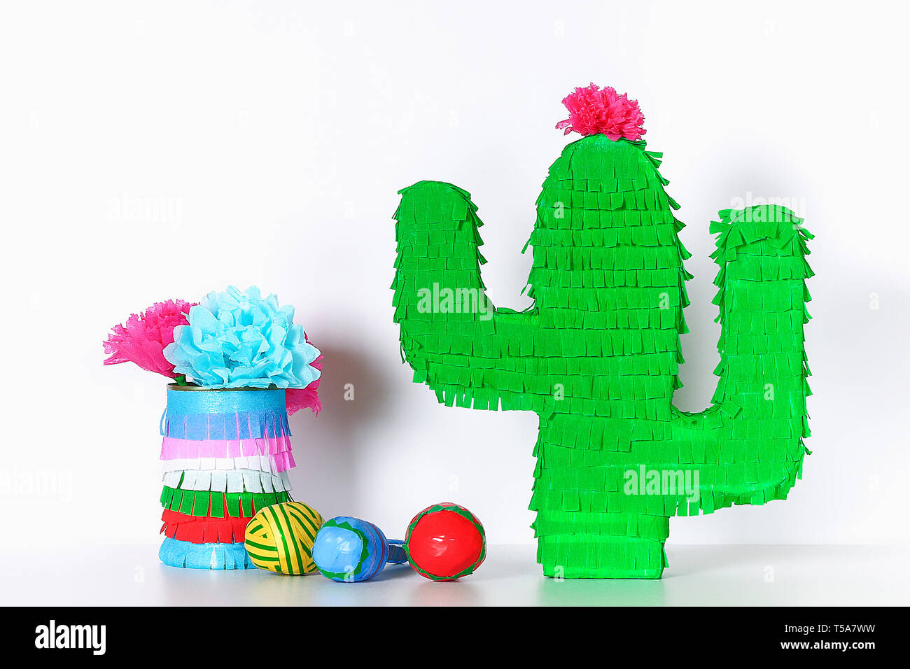 Cinco de Mayo bricolaje Piñata mexicana Cactus hechas de cartón y papel  crepé tus propias manos sobre un fondo azul. Idea de regalo, decoración,  juego cinco de mayo. Paso Fotografía de stock -