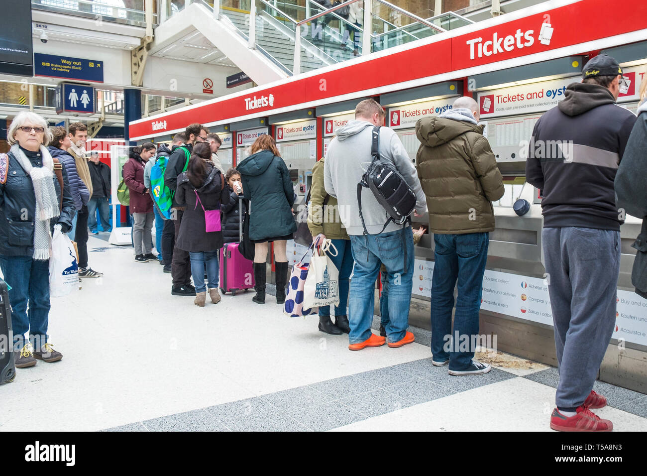 Compra de entradas de viajeros en el andén en la estación de Liverpool Street en Londres. Foto de stock