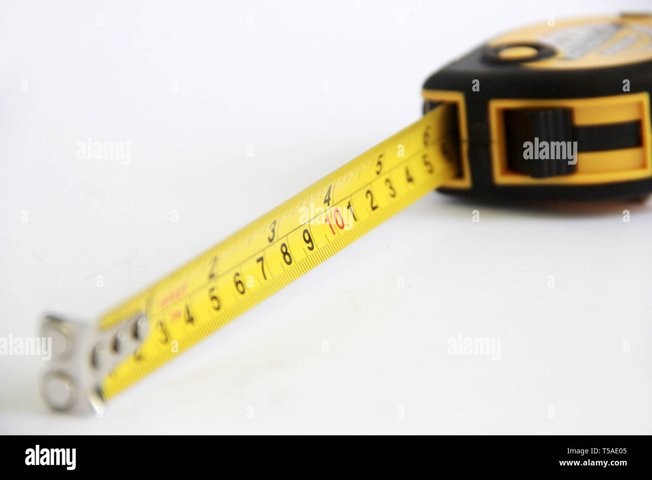 Foto medidor para medir la altura de un objeto. Medir la altura y la  anchura de la madera y paredes Fotografía de stock - Alamy