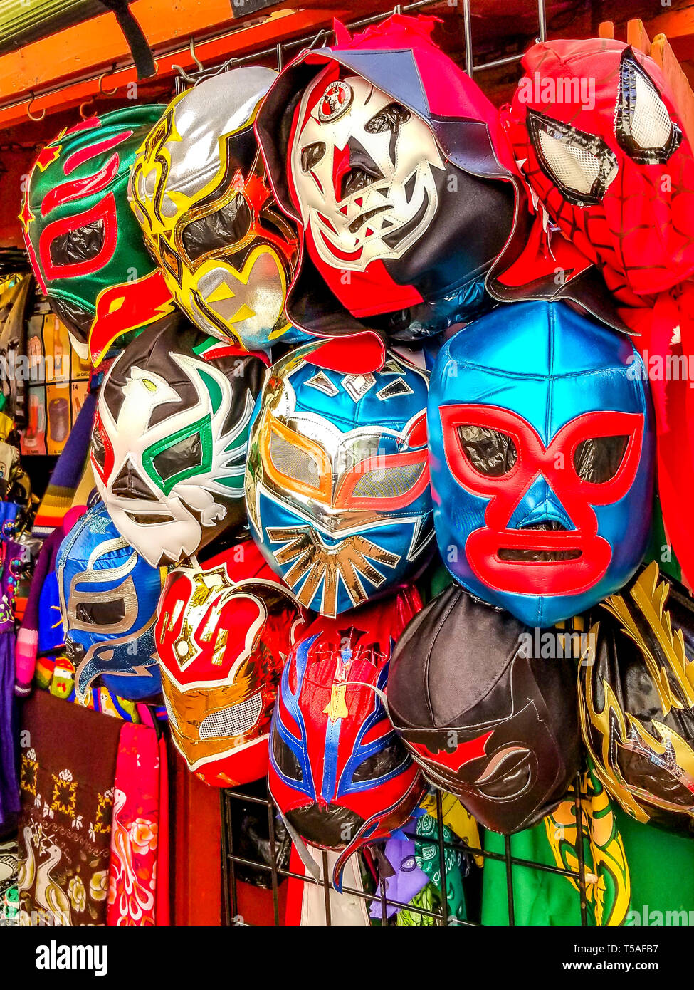 Lucha libre mascaras de lucha libre mexicana para la venta en Olivera  Street en el distrito histórico de Old Los Angeles, California Fotografía  de stock - Alamy