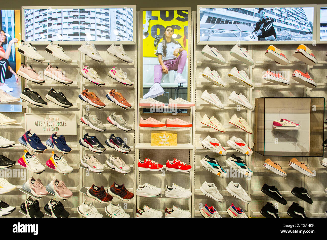 Sneakers industria vale más que mil millones de dólares en 2018, zapatillas  Nike en venta en pantalla salida de Foot Locker, Singapur Fotografía de  stock - Alamy