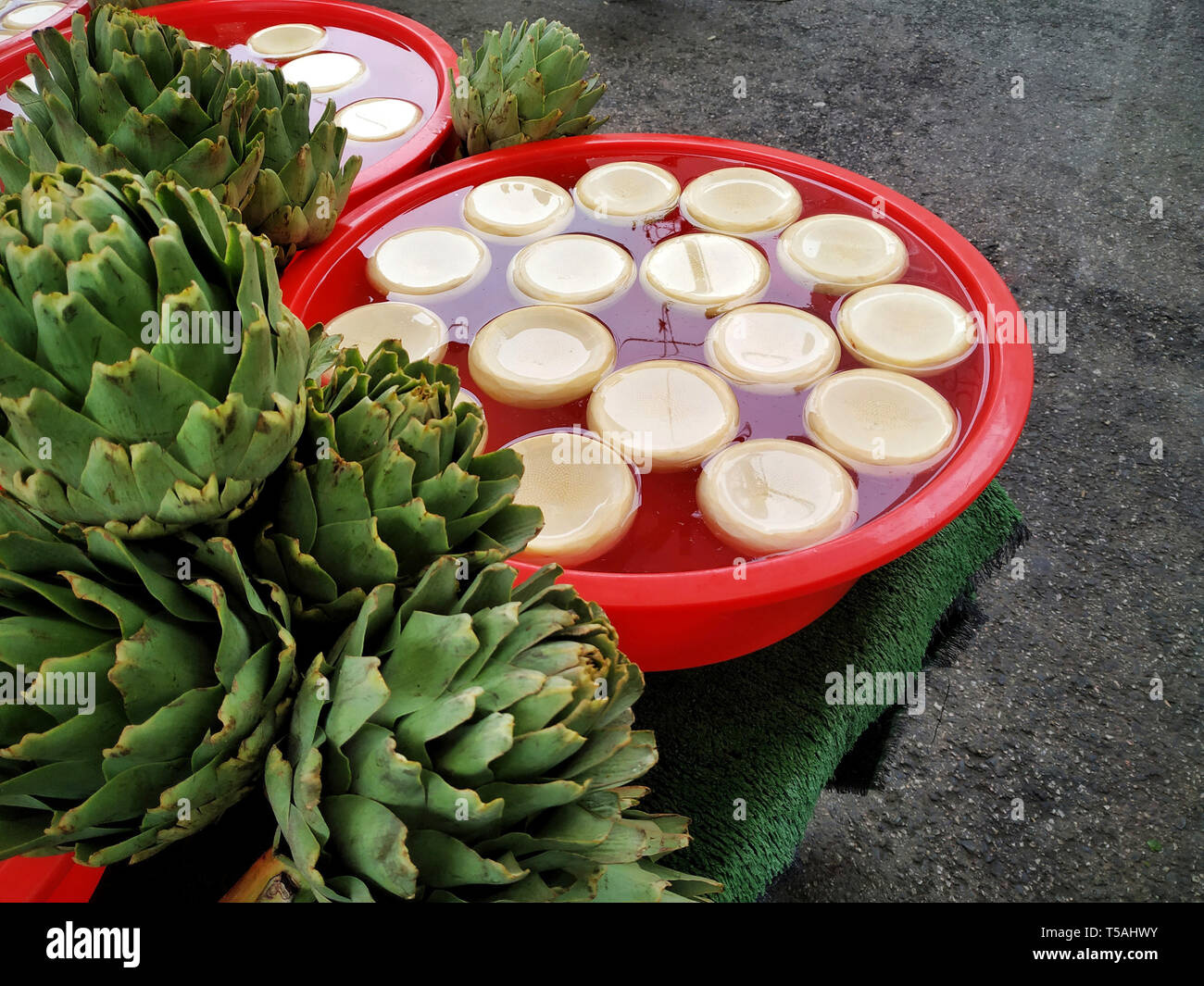 Artichokes en rodajas en el mercado, Estambul, Turquía Foto de stock