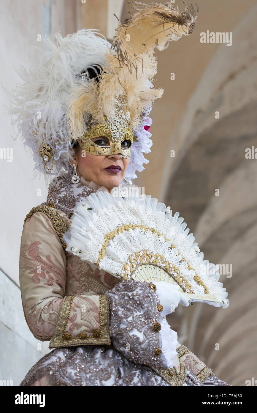 Venecia - máscaras de carnaval veneciano tradicional Fotografía de stock -  Alamy