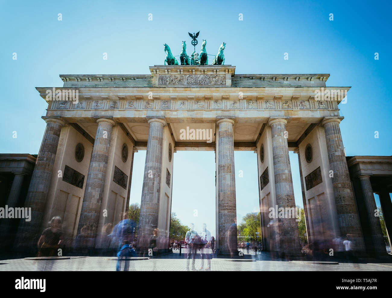 Imagen frontal de la Puerta de Brandenburgo en Berlín, Alemania, en la época estival. Foto de stock