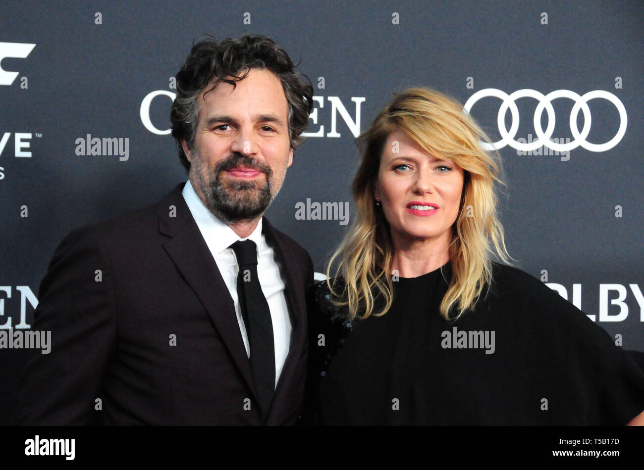Foto: Mark Ruffalo e a mulher, Sunrise Coigney, vão juntos ao lançamento do  filme 'Os Vingadores 2', em Los Angeles, Estados Unidos - Purepeople