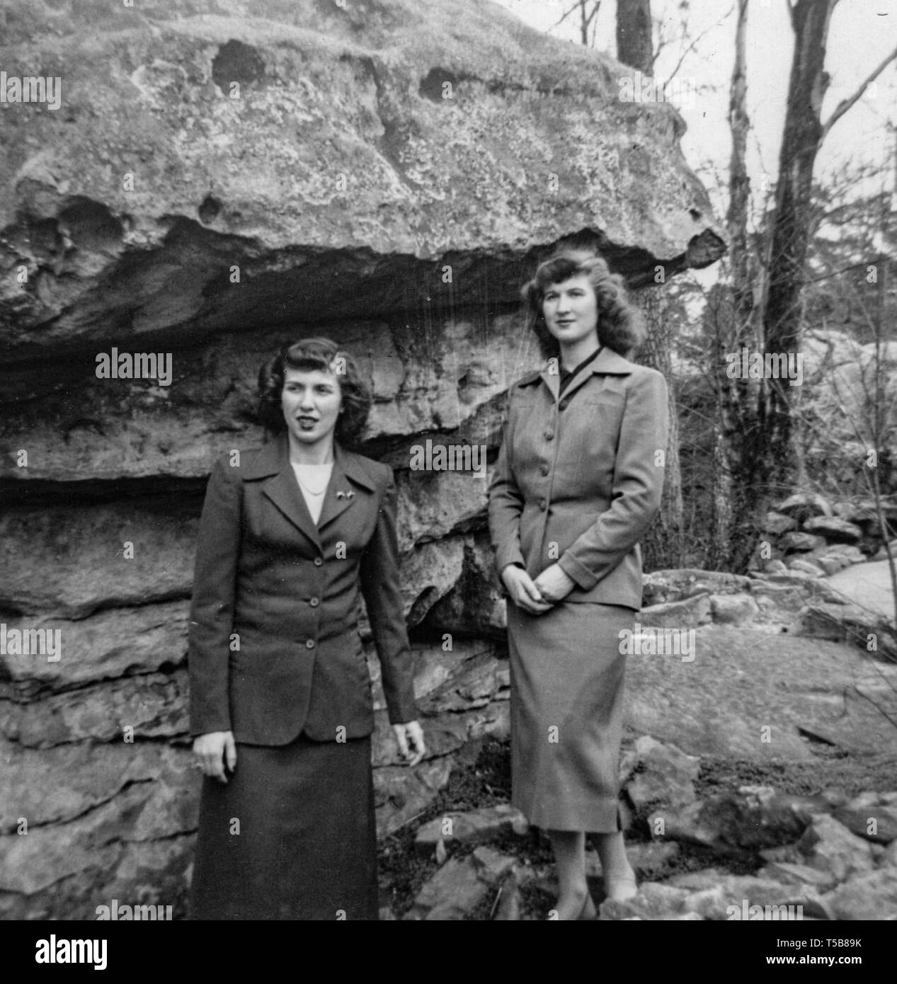 Dos amigas explorar Fairyland cavernas en Lookout Mountain, Georgia cerca de Rock City, Tennessee. Foto de stock