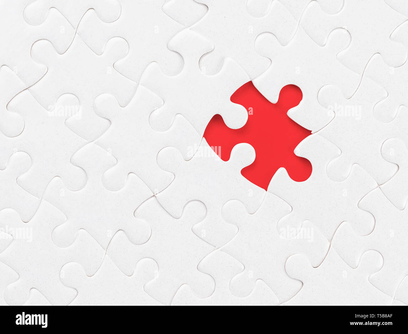 Jigsaw Puzzle en blanco blanco sin una pieza en rojo. Trazado de recorte en  la pieza faltante. Parte faltante, la organización y el tema de la solución  Fotografía de stock - Alamy