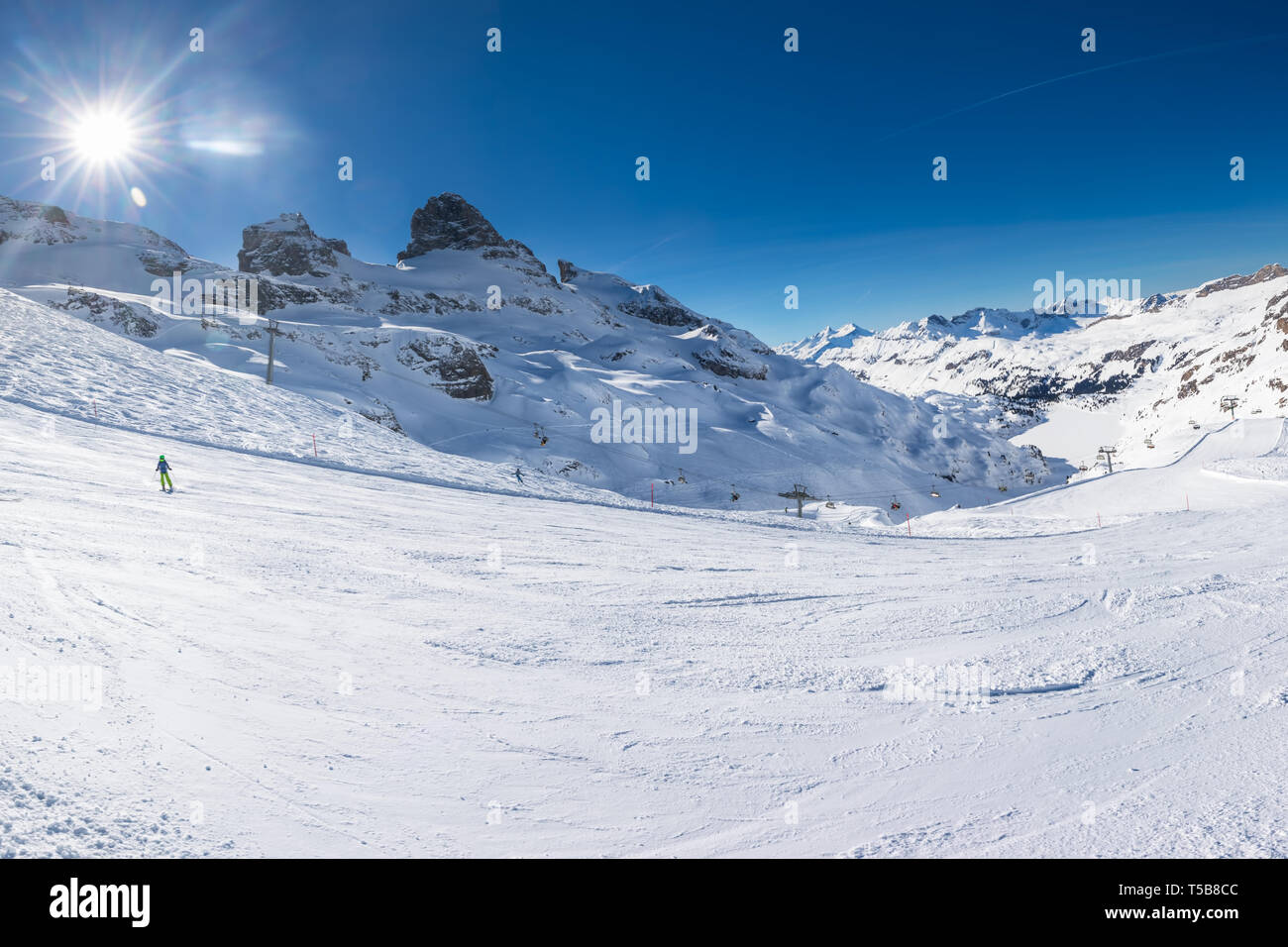 Paisaje invernal con Alpes Suizos. Los esquiadores esquiar en la famosa estación de esquí Engelgerg - Titlis, Suiza, Europa. Foto de stock