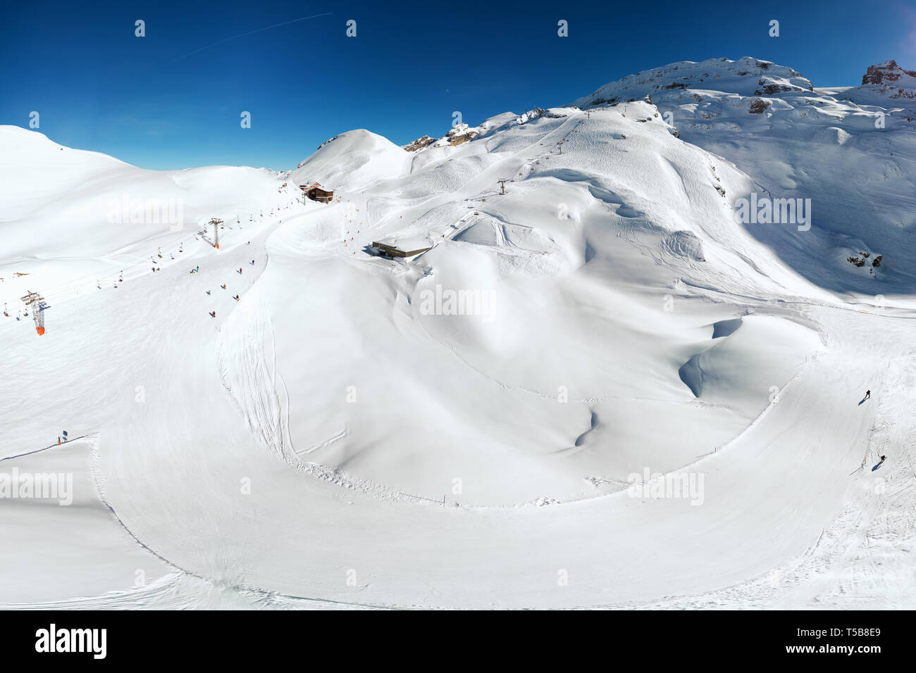 Paisaje invernal con Alpes Suizos. Los esquiadores esquiar en la famosa estación de esquí Engelgerg - Titlis, Suiza, Europa. Foto de stock