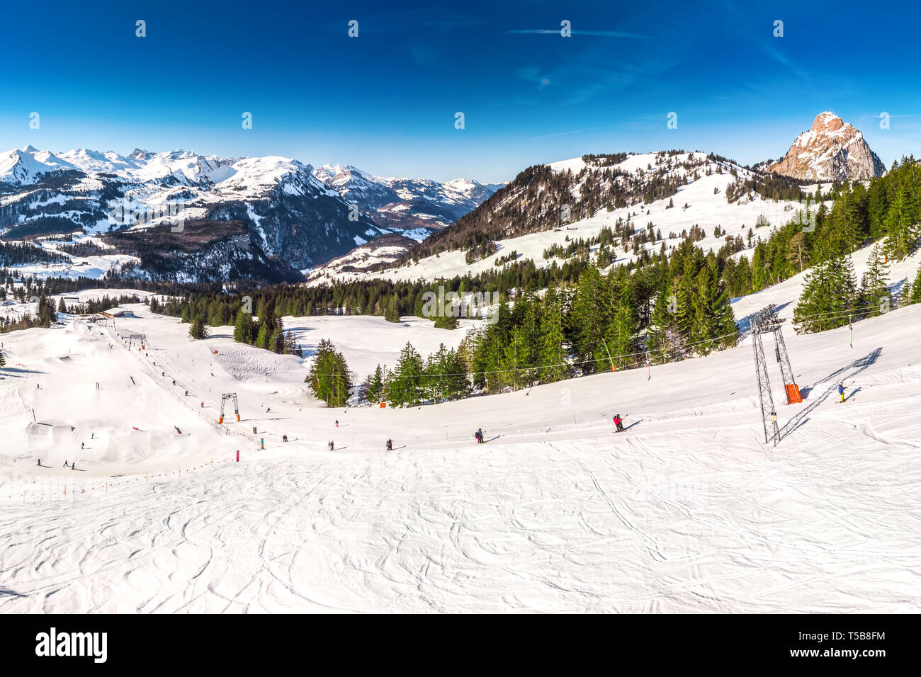 Paisaje invernal. La gente esquiando en Mythenregion ski resort, Ibergeregg, Suiza, Europa. Foto de stock