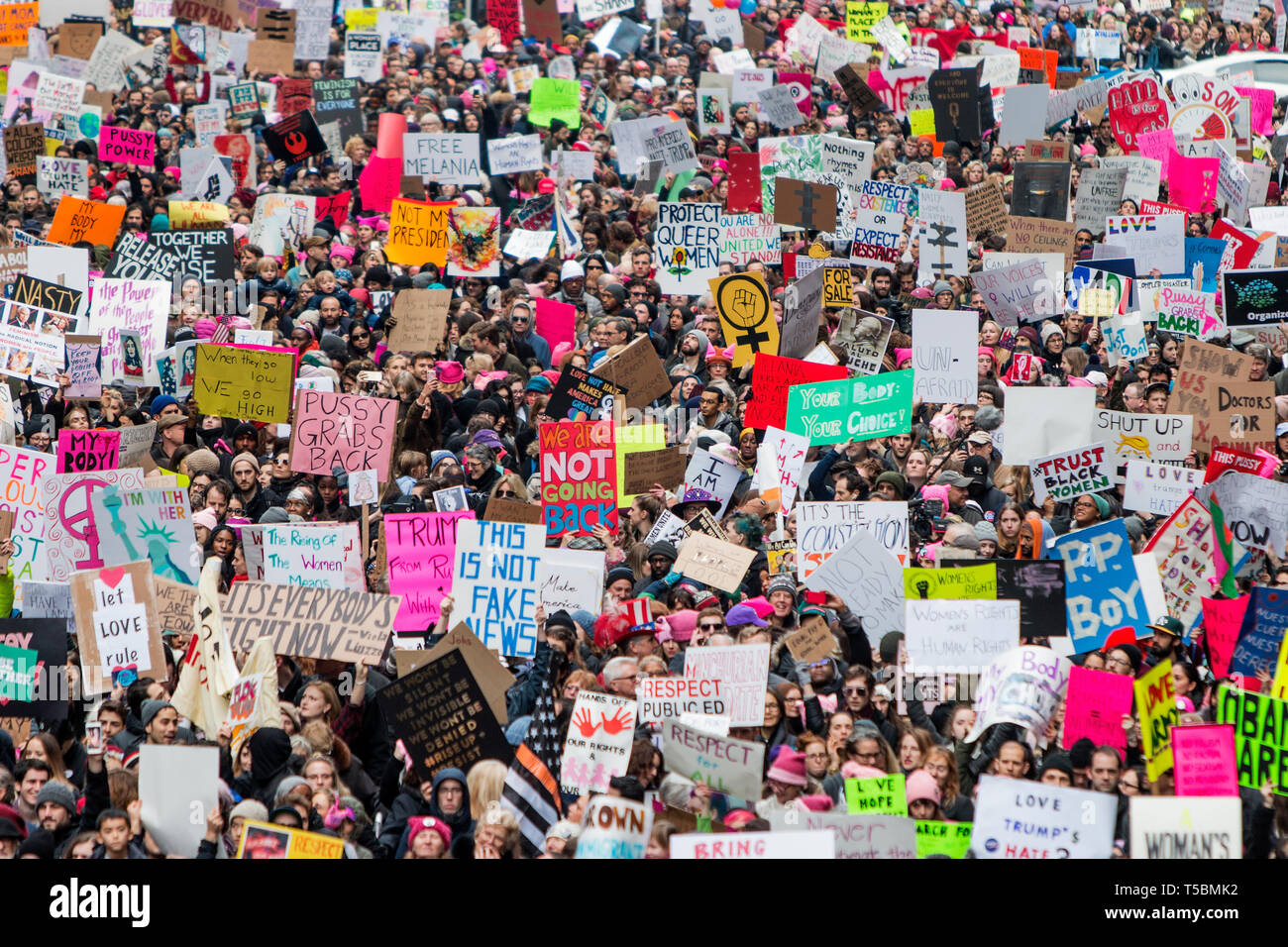 La marcha de mujeres del Washington el día después de la inauguración de Donald J. Trump generó un número récord de manifestantes en EEUU. Estas imágenes son de Nueva York, donde un estimado de 400-500.000 marcharon. Foto de stock