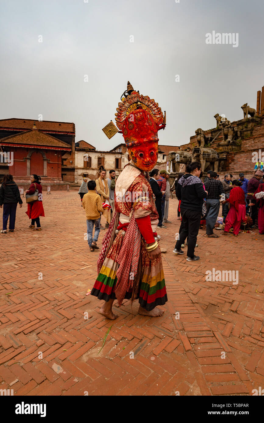 BHAKTAPUR, NEPAL - Abril 5, 2019: hombre vestido con ropa y máscara nepalés  tradicionales Fotografía de stock - Alamy