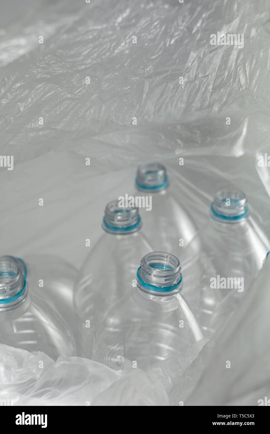 Dentro de una bolsa de transparente y abierto con varias botellas vacías de litro y medio de agua mineral, sin tapones, justo con el azul del anillo de sellado. Volver Fotografía