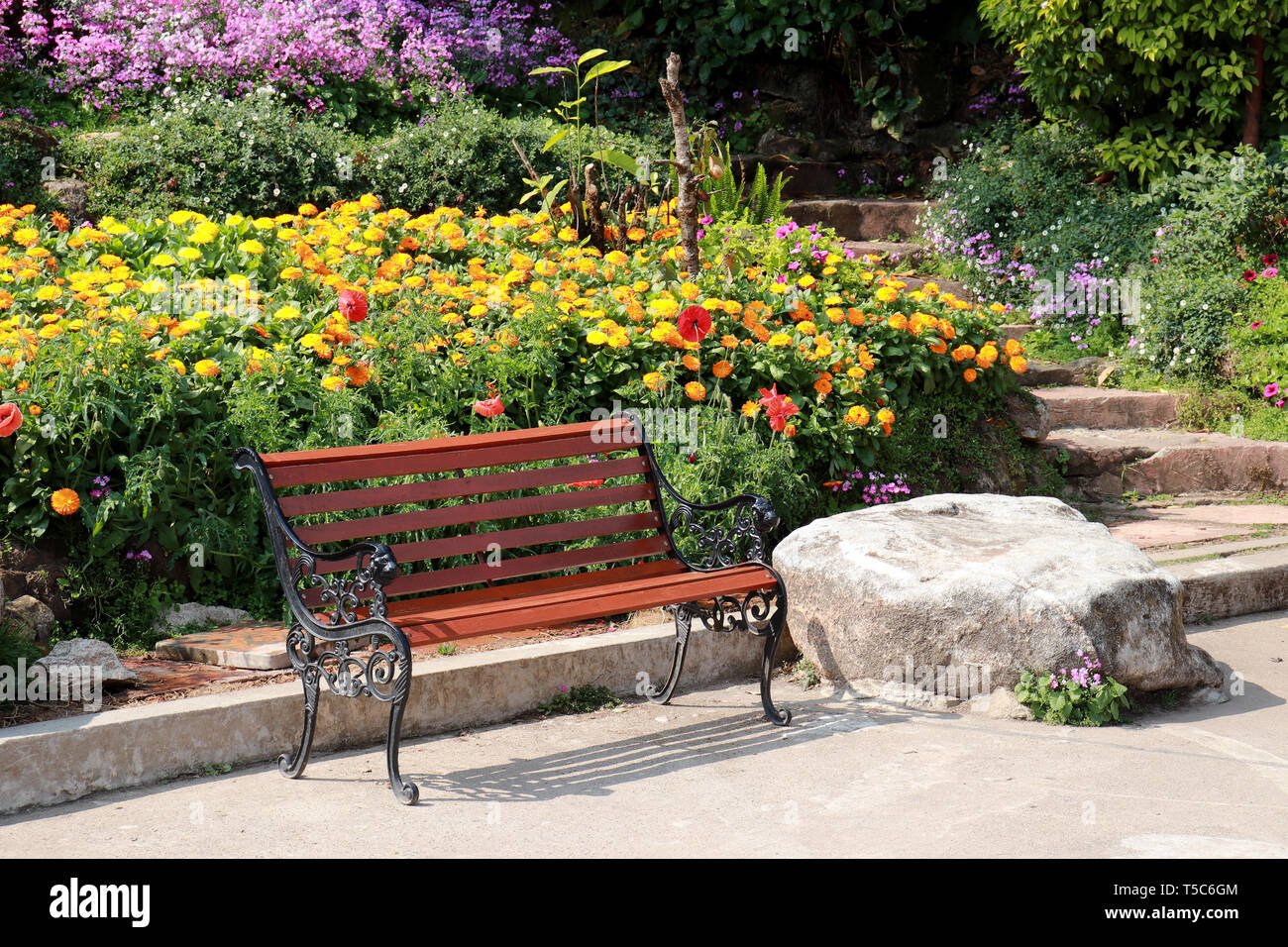 Banco de jardin fotografías e imágenes de alta resolución - Alamy