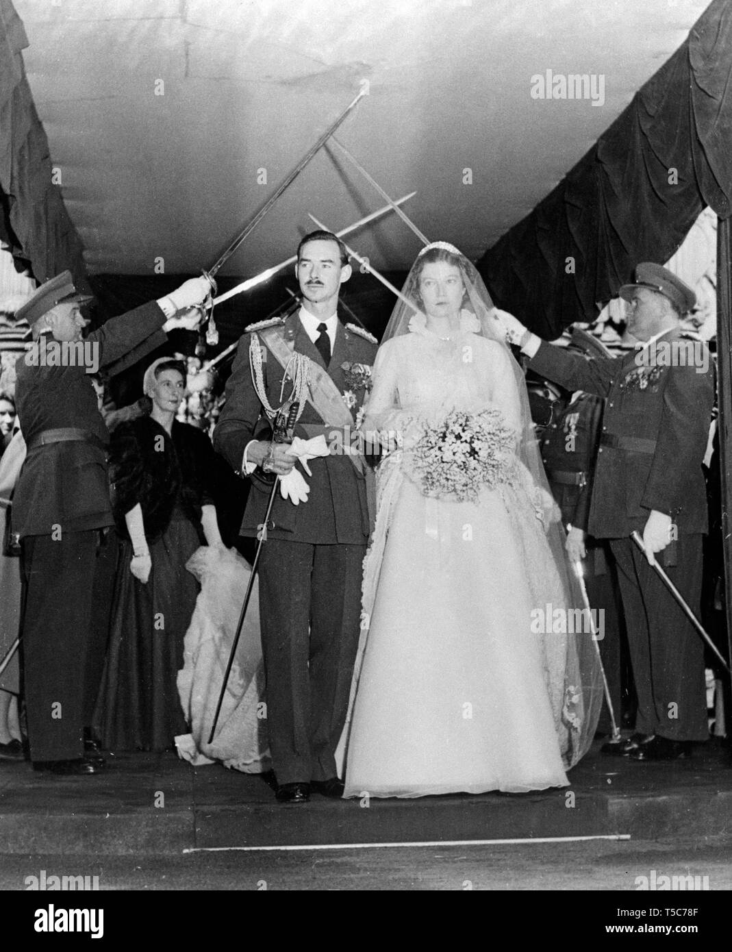 La princesa Josefina-Carlota de Bélgica y el príncipe Jean, hereditaria, Gran Duque de Luxemburgo, pase a través de la guardia de honor después de su boda en la Catedral de Nuestra Señora Consuelo de los afligidos, en Luxemburgo. Foto de stock