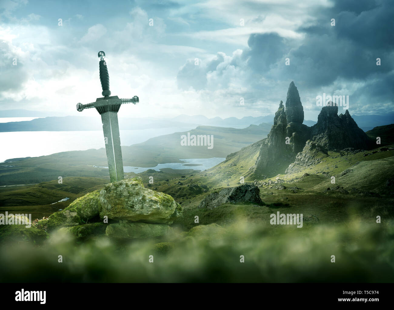 Una antigua y mítica espada contra un paisaje espectacular. Fondo de fantasía 3d medios mixtos. Foto de stock