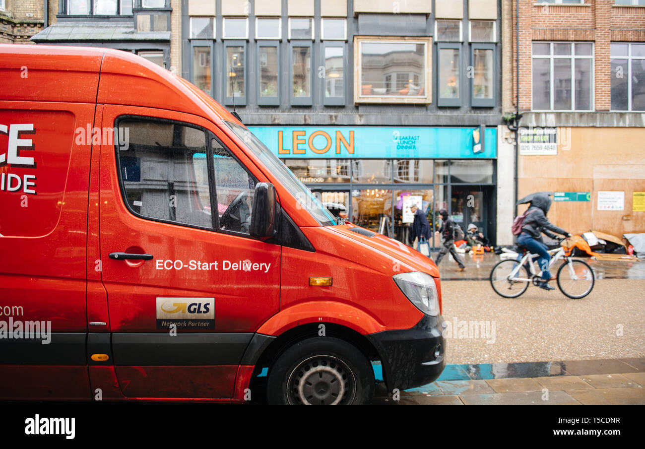 Oxford, Reino Unido - Mar 3, 3017: vista frontal de parte de GLS Parcel  Force Partner Bandeja de entrega camioneta roja delante de Leon restaurante  Fotografía de stock - Alamy