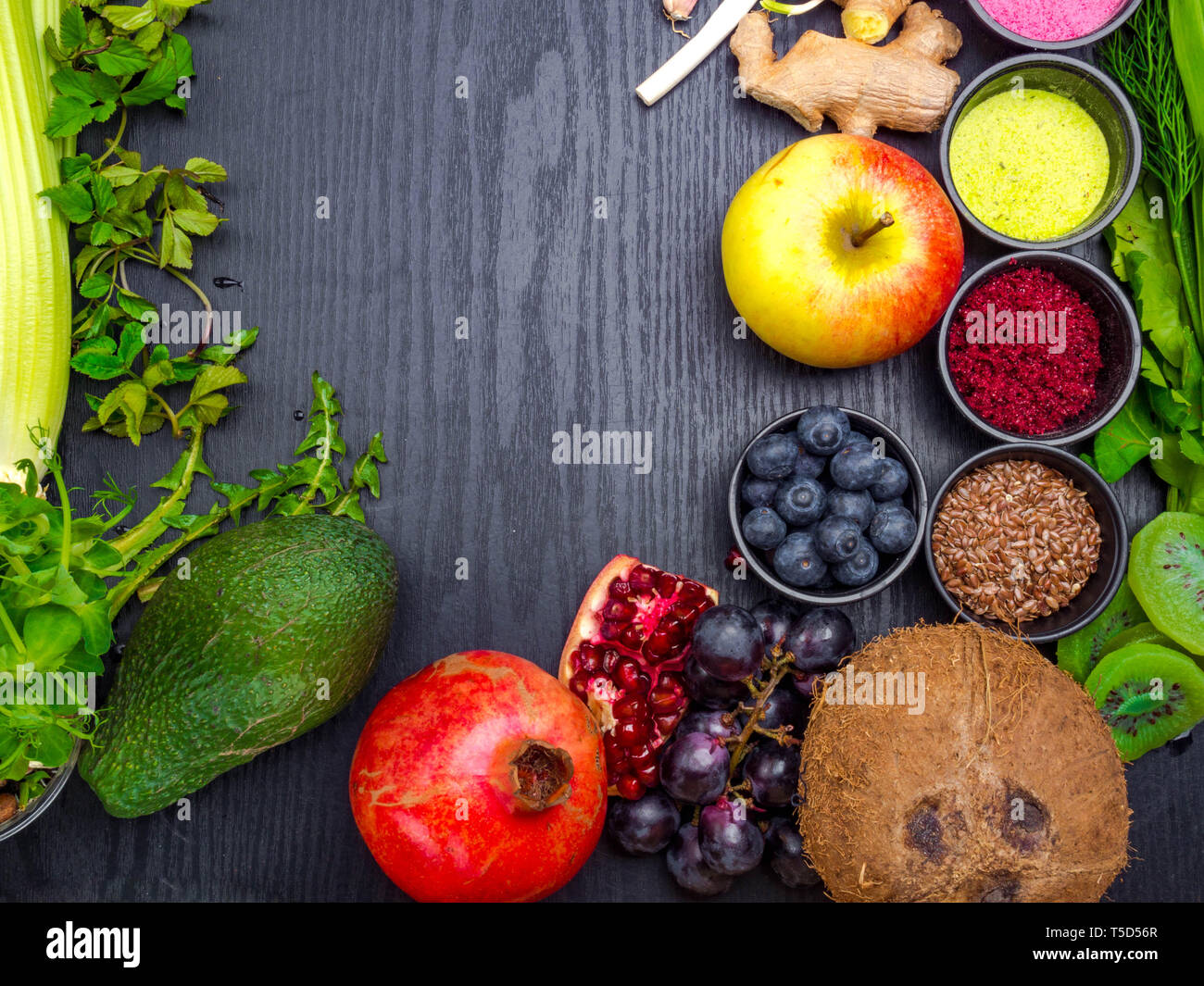 Limpiar Comiendo Concepto Sobre Fondo De Madera Vista Superior Variedad De Verduras Frutas Semillas Condimento Para La Dieta Vegana Raw O Dieta Sin Gluten Copie Spa Fotografia De Stock Alamy