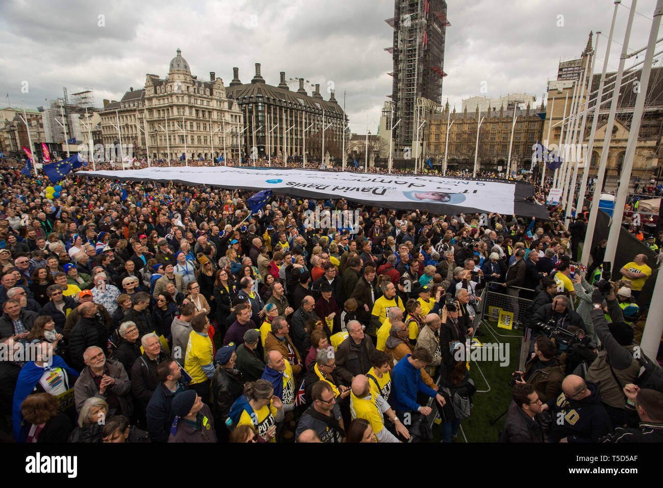 Poner a la gente rally en la Plaza del Parlamento ve a cientos de miles de personas marchan a través de Londres exigiendo una última palabra sobre Brexit Featuring: Atmósfera, ver dónde: Londres, Reino Unido cuando: 23 Mar 2019 Crédito: Wheatley/WENN Foto de stock