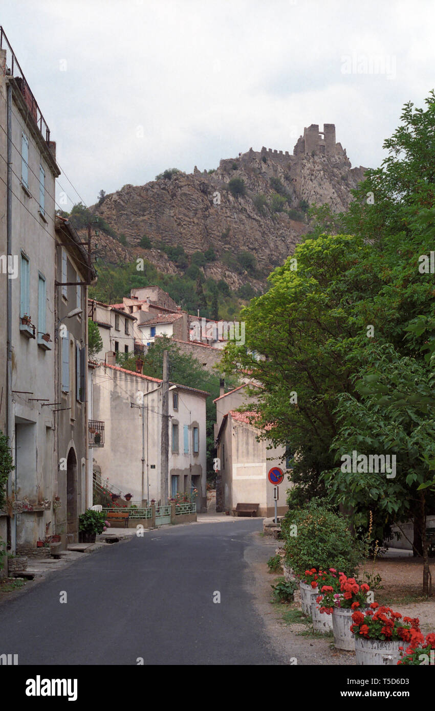 Rue de l'Affenage, Padern y su palacio, Aude, Occitanie, Francia Foto de stock