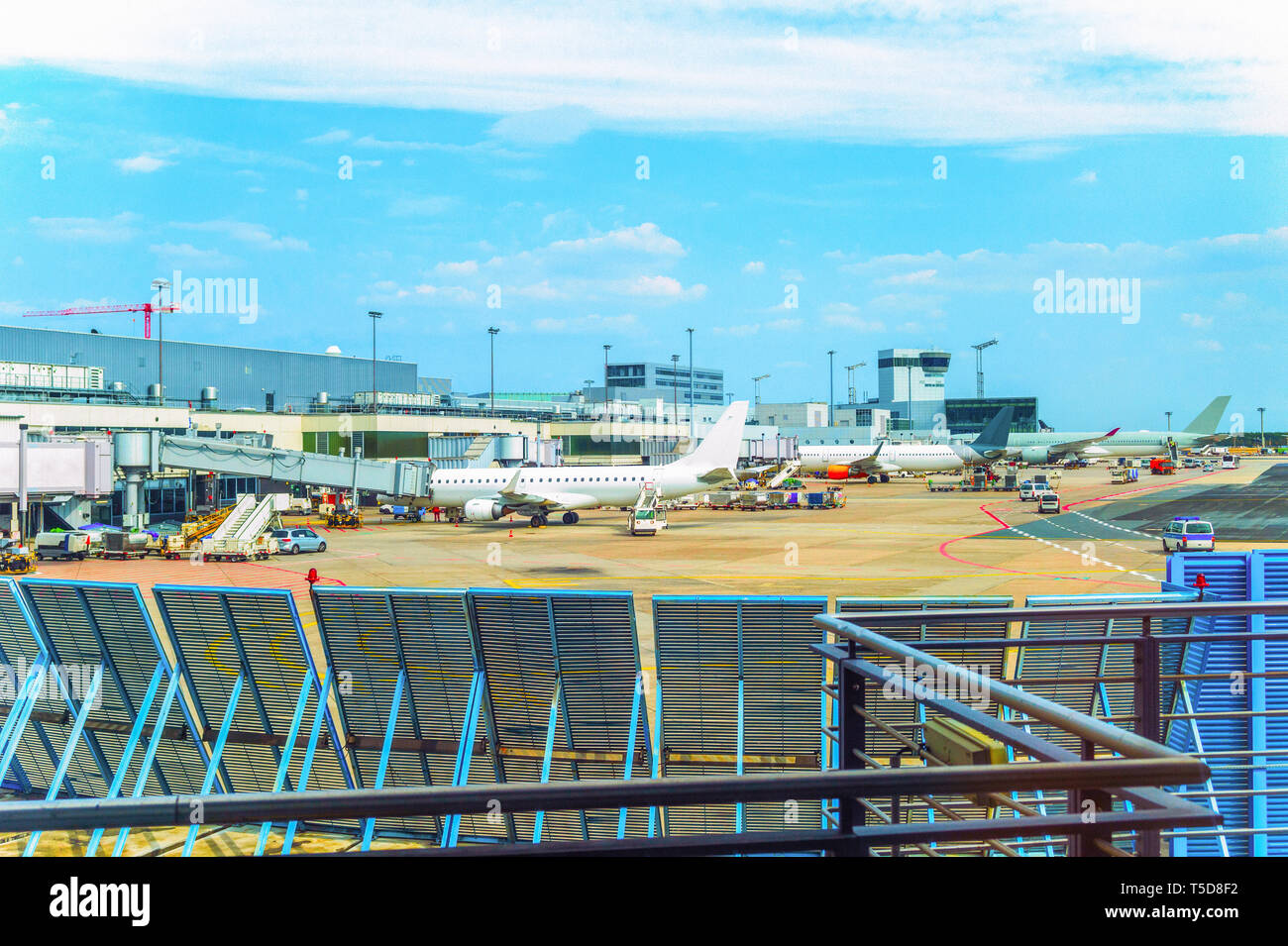 Aeródromo de Frankfurt Airport, aviones, coches de servicio, pasarelas, Germnay Foto de stock