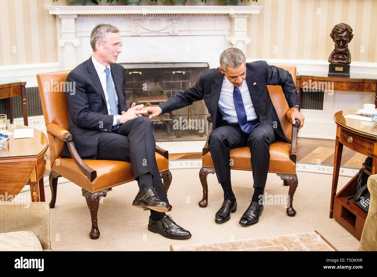 Secretario General de la OTAN, el Sr. Jens Stoltenberg, visita la Casa Blanca y el presidente estadounidense Barack Obama. Foto de stock