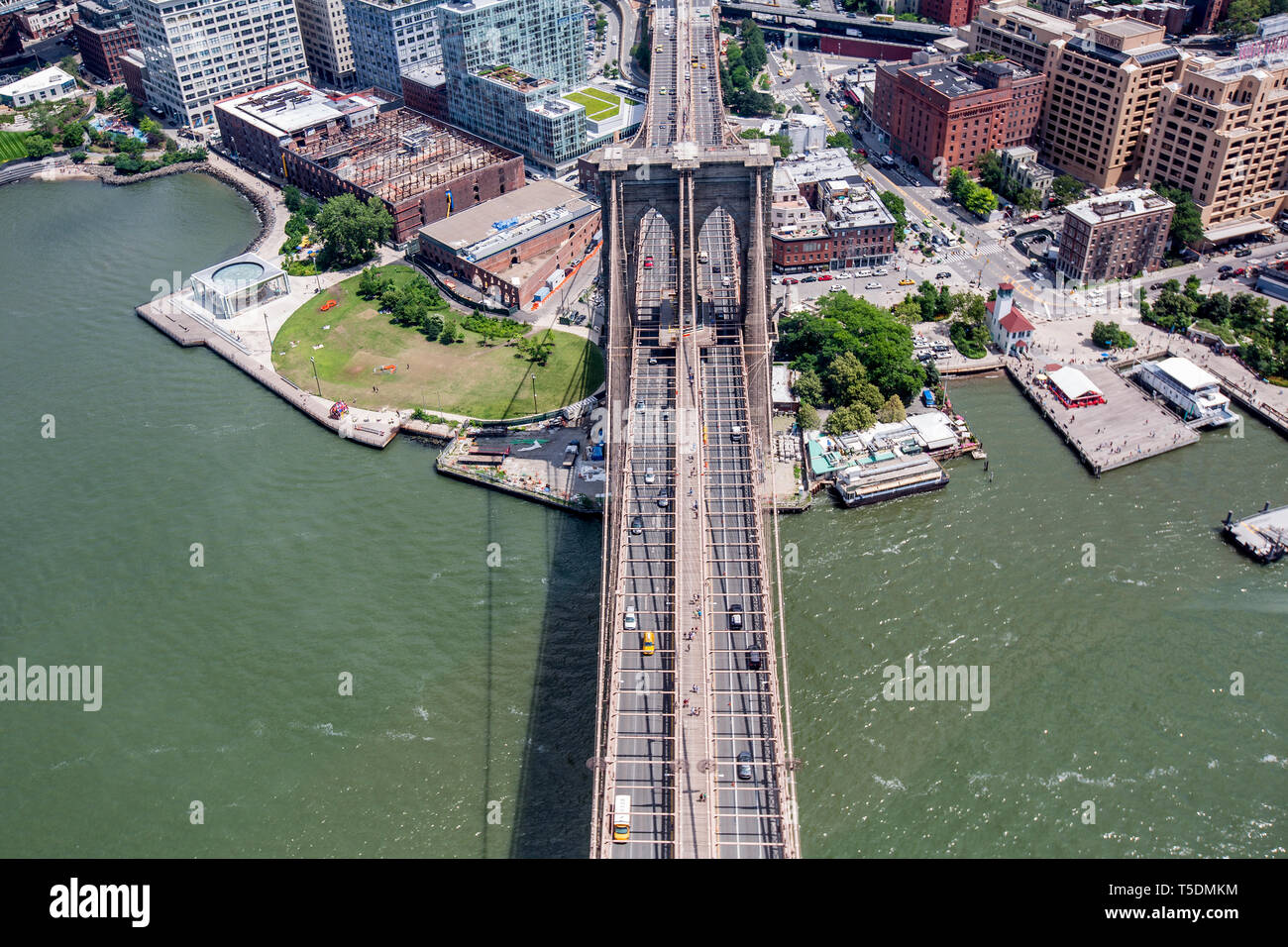 Puente de Brooklyn y el dumbo - Abajo bajo el viaducto de Brooklyn - barrio de Manhattan. Foto de stock