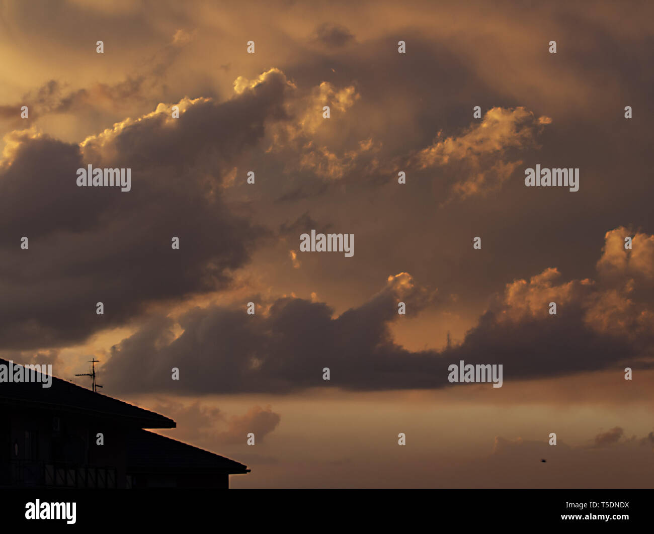 Sky por Roma - Roma - Tormenta temporale romano primaverile di Claudio Sisto Foto de stock