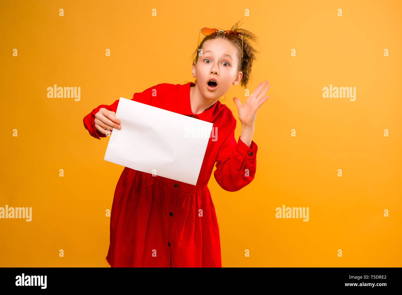 Chica sujetando la hoja blanca.cute little girl con la hoja blanca de