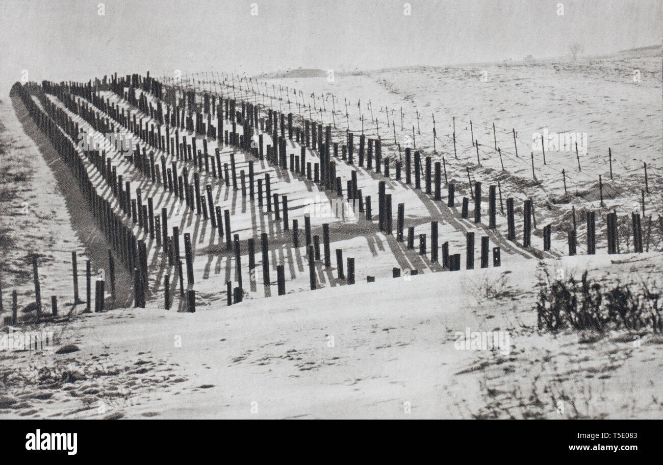 La Línea Maginot (escudo de Francia") era una línea de fortificaciones de hormigón, los obstáculos, y arma las instalaciones construidas por Francia en 1930 para disuadir Foto de stock