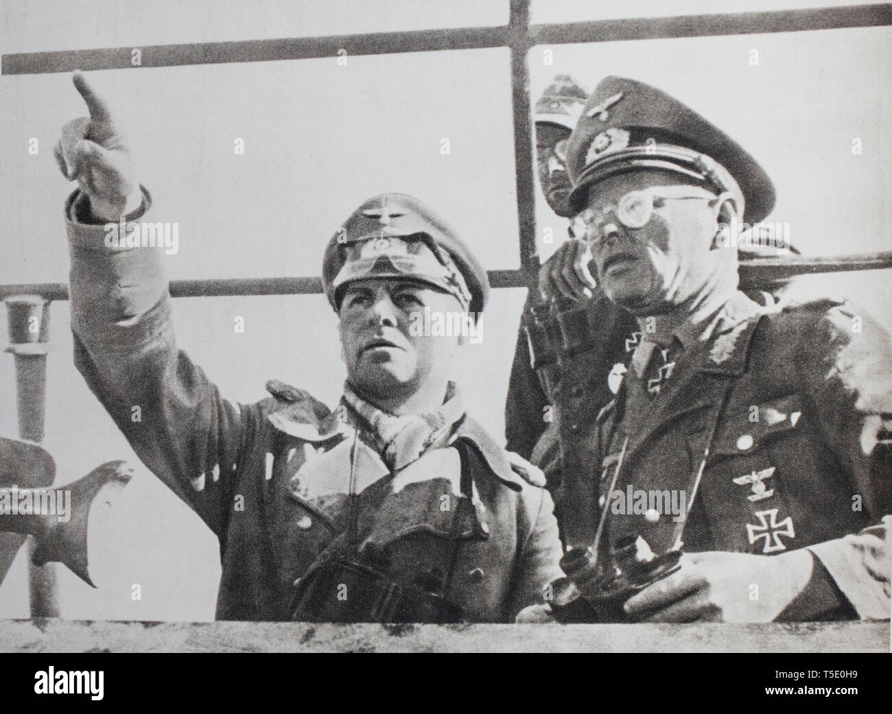 El mariscal de campo Rommel, comandante en jefe de las fuerzas del Eje en África. Junto con el General von Bismarck inspeccionó las posiciones de sus tropas. Foto de stock