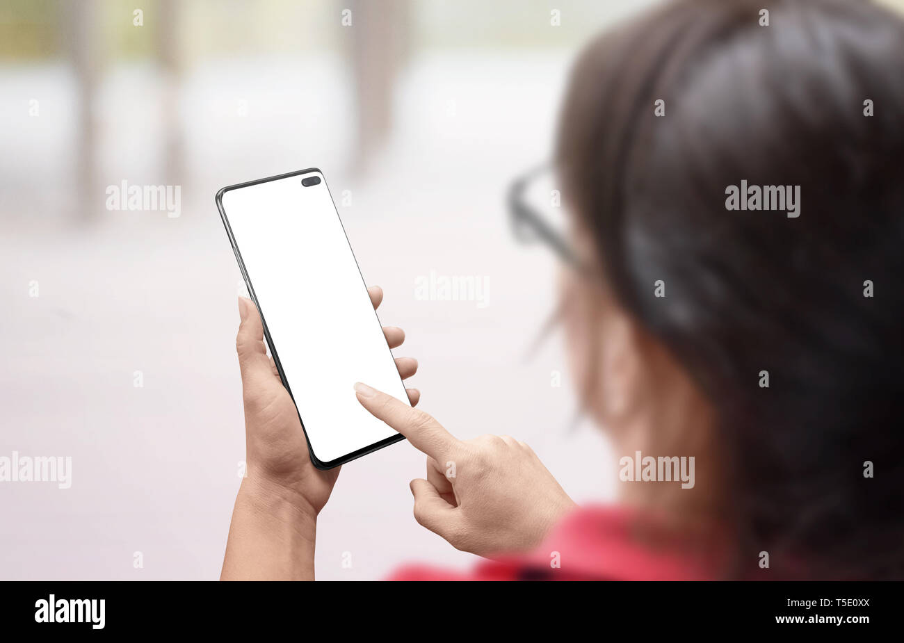 Mujer sosteniendo smart phone con aislados, pantalla en blanco para el boceto y la pantalla táctil. Concepto de App para la promoción del diseño. Foto de stock
