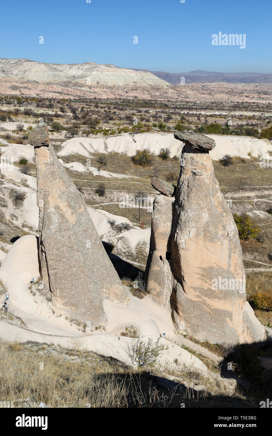 3 bellezas chimeneas de hadas de Urgup, en Capadocia, en la ciudad de la ciudad de Nevsehir, Turquía Foto de stock