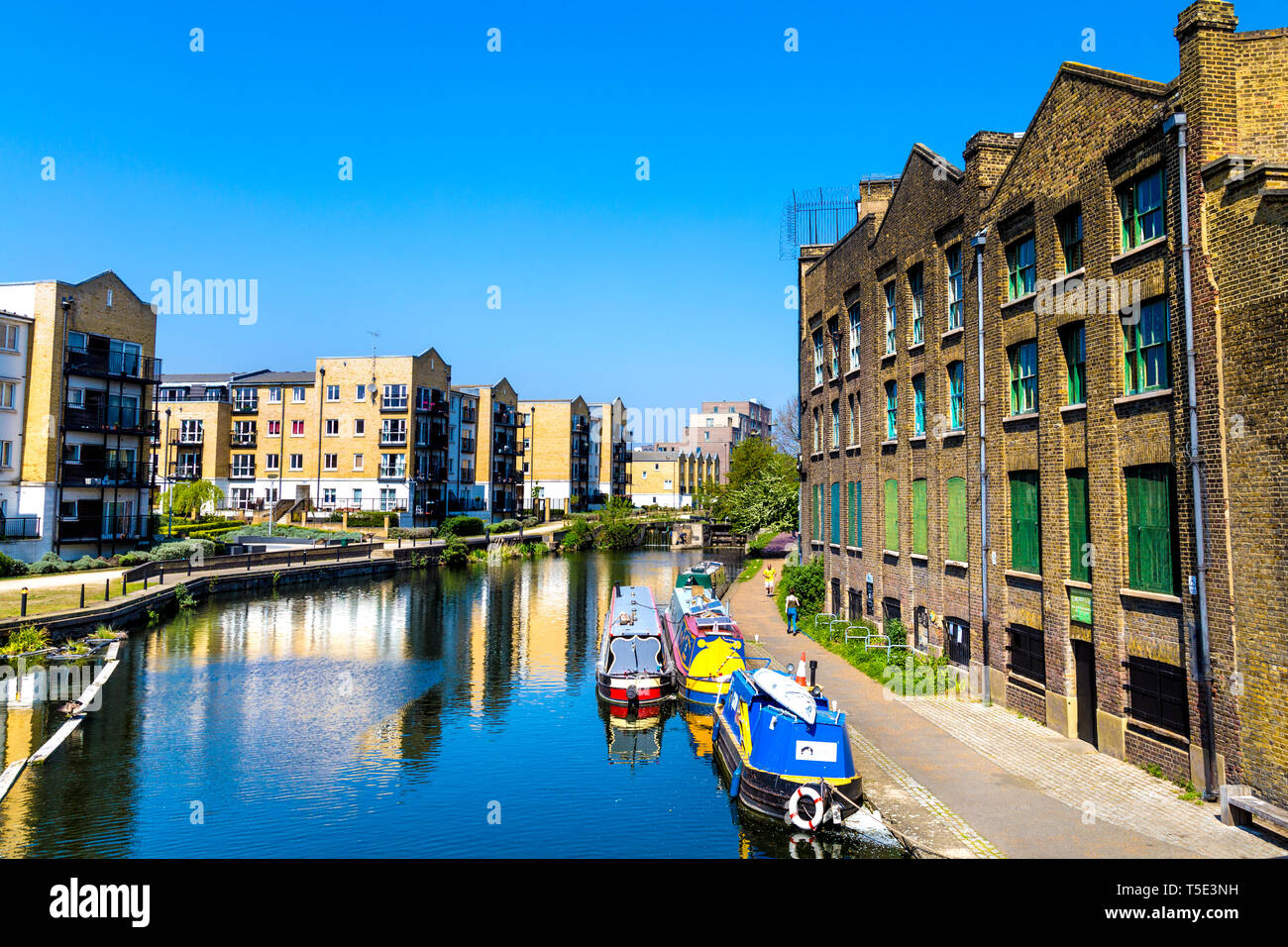 Edificios residenciales y narrowboats en Regent's Canal, London, UK Foto de stock