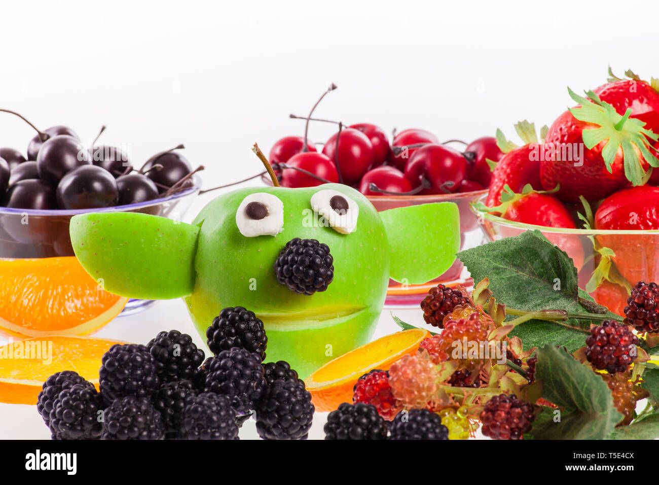 Gracioso Apple Yoda con frutas dekoration Foto de stock