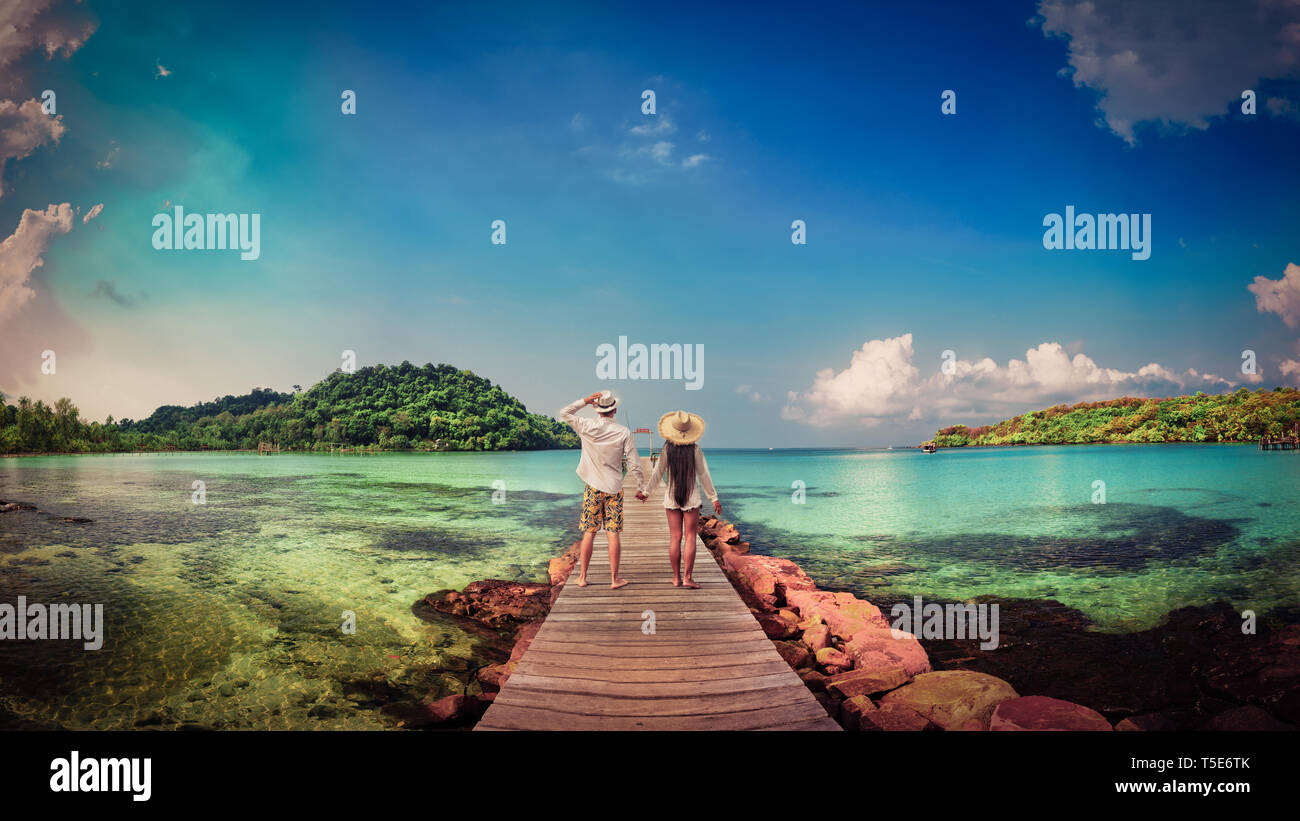 Un estilo de vida activo, vacaciones de verano y viajes en Asia concepto. Joven pareja feliz disfrutar de luna de miel, vacaciones en la playa tropical Foto de stock