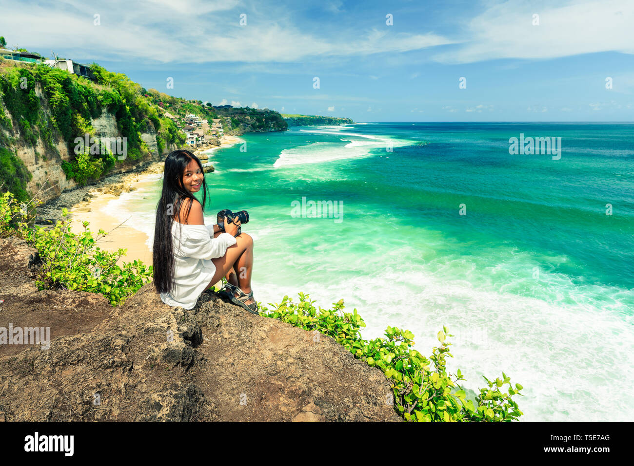 Un estilo de vida activo viajar mujer con cámara en mano sobre la  naturaleza del paisaje de fondo isla de Bali, Indonesia Fotografía de stock  - Alamy