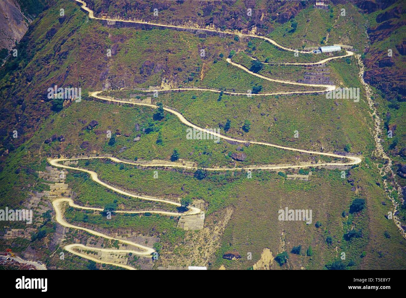 Carretera serpentina en cuesta de la Colina, Rudraprayag, Uttarakhand, India, Asia Foto de stock
