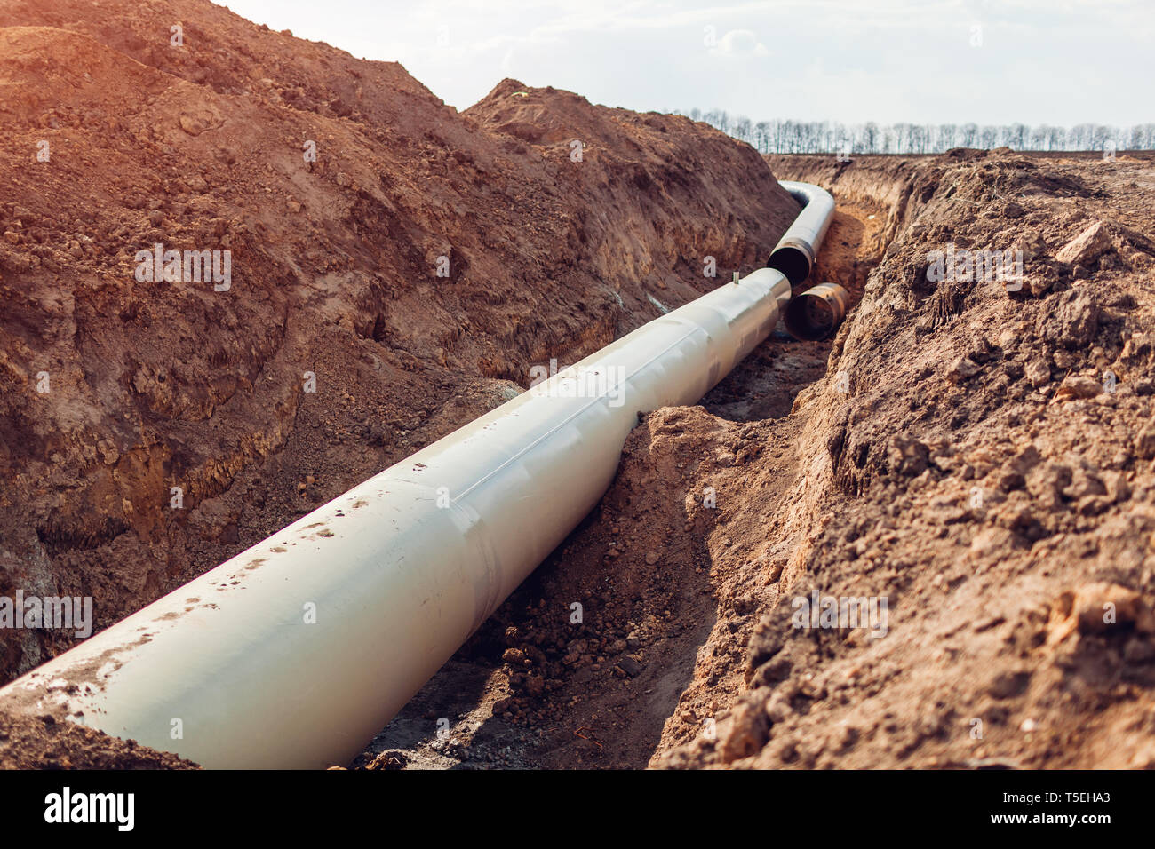 Canalización de gas industrial. Establecen los nuevos tubos subterráneos en  el campo. La construcción exterior Fotografía de stock - Alamy