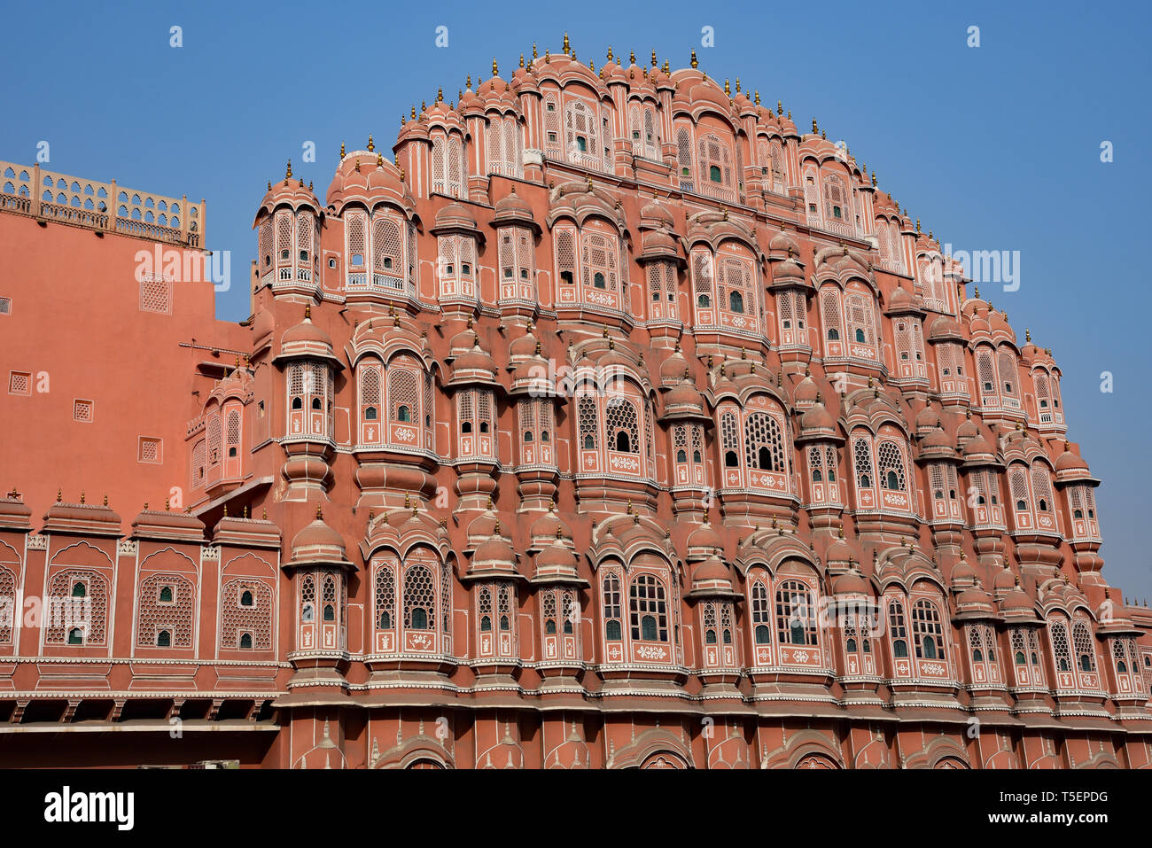 El bellamente ornamentada fachada de arenisca roja y rosada de Hawa Mahal, también conocido como "Palacio de los Vientos", Ciudad Real Palace, Jaipur, en la India occidental, Asia. Foto de stock