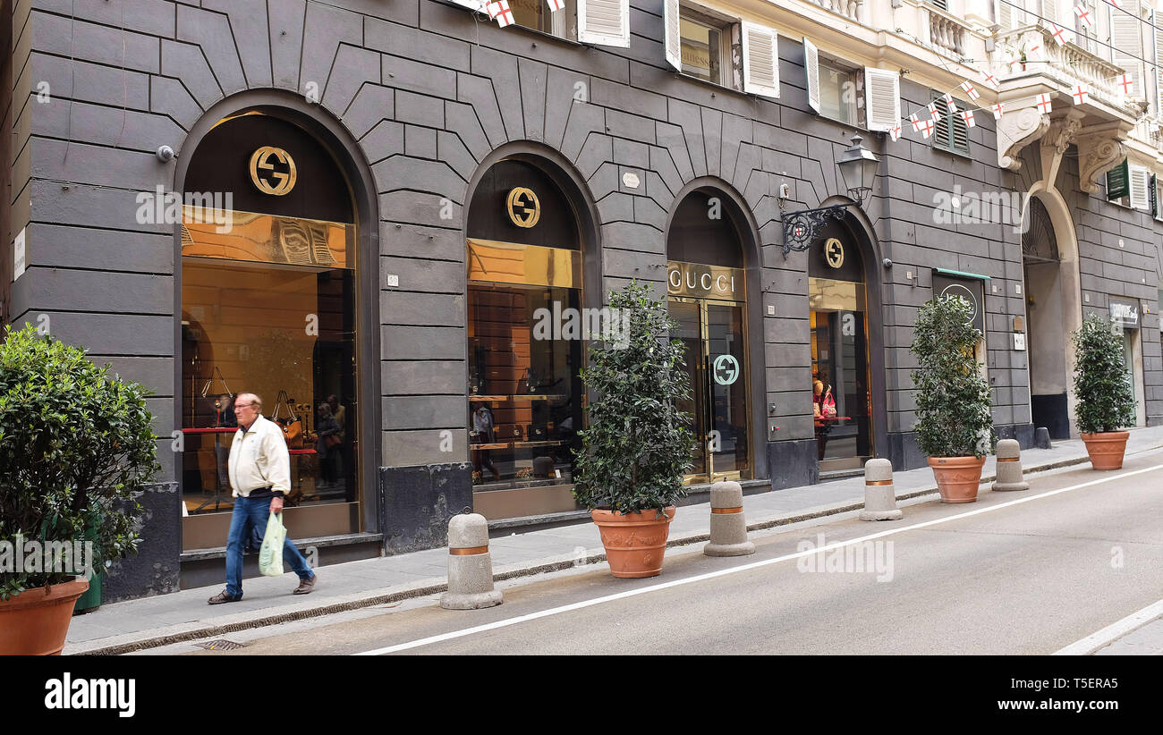 La antigua ciudad medieval de Génova, Italia tiene un encanto especial, con  sus estrechas calles y graffitied tienda Gucci Fotografía de stock - Alamy