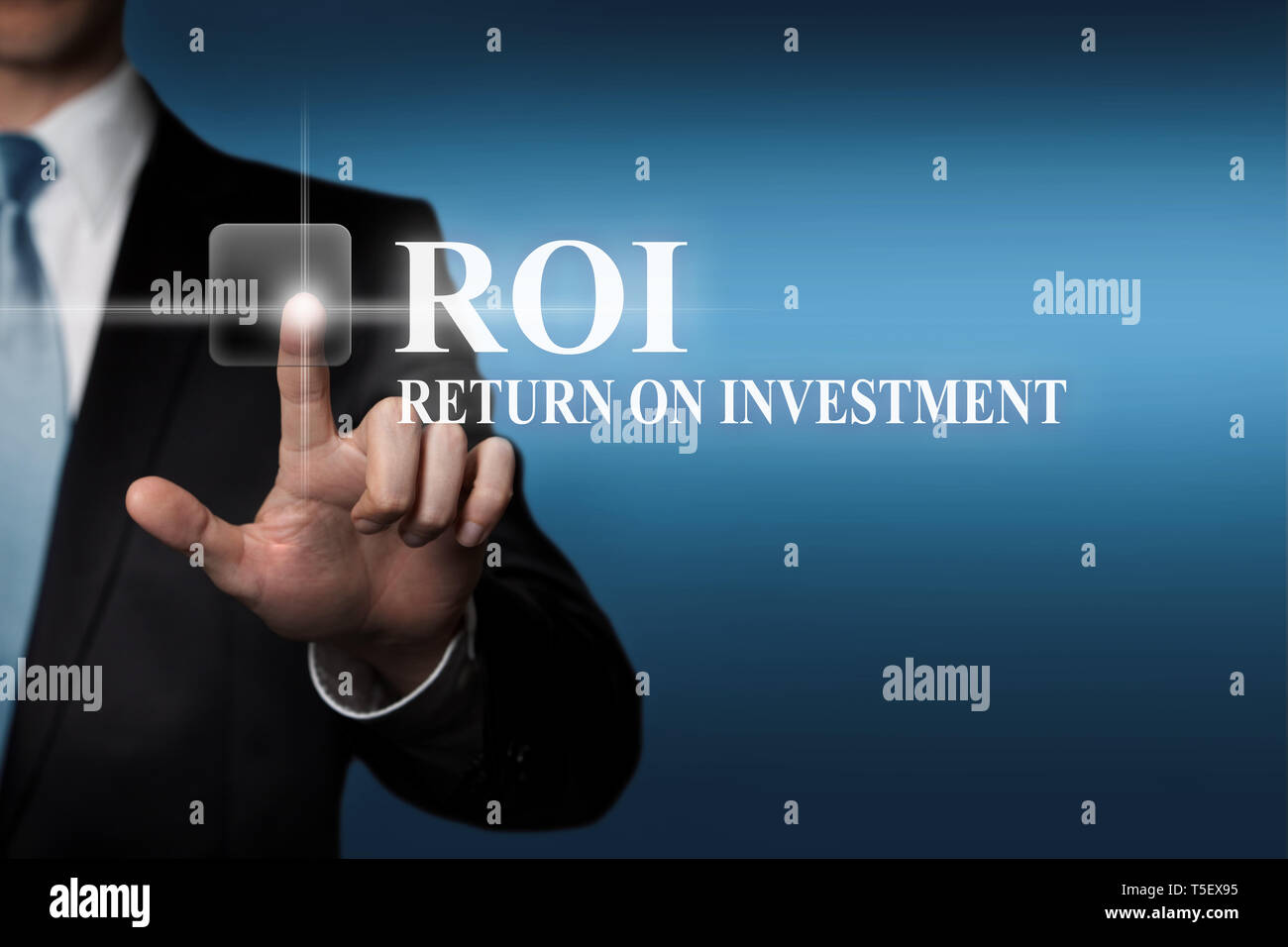 Concepto de negocio - empresario en traje presiona el botón táctil virtual - ROI Retorno de la inversión Foto de stock