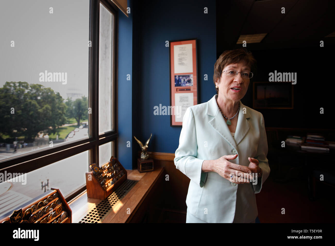 Nosotros a la Senadora Susan Collins ( Maine - R) es crítica a sus colegas republicanos que afirman que el posible incumplimiento de la economía de EEUU no traerá consequenses. Foto de stock